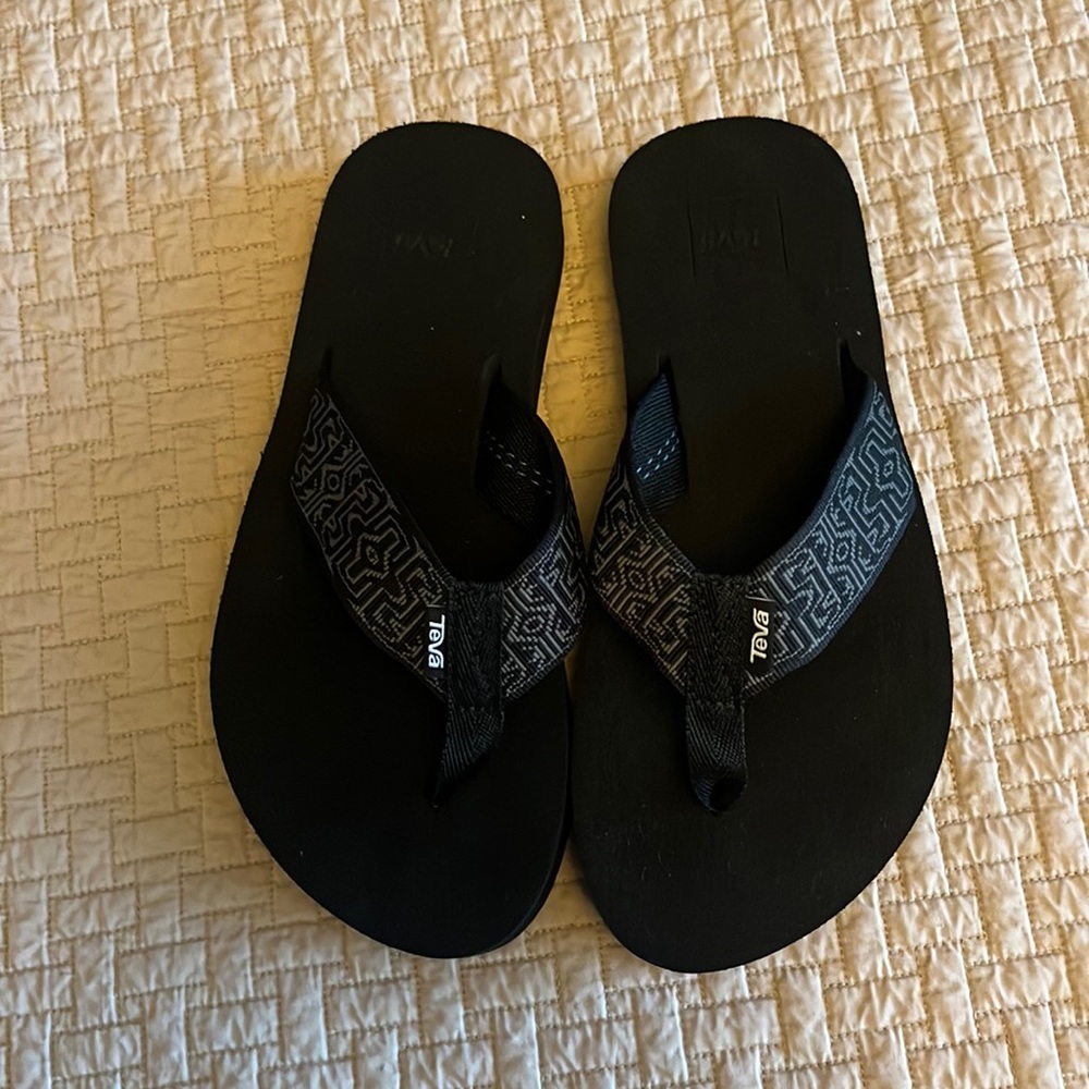 New without tags. TEVA Mush II Sandals Flip Flops. Size 8
